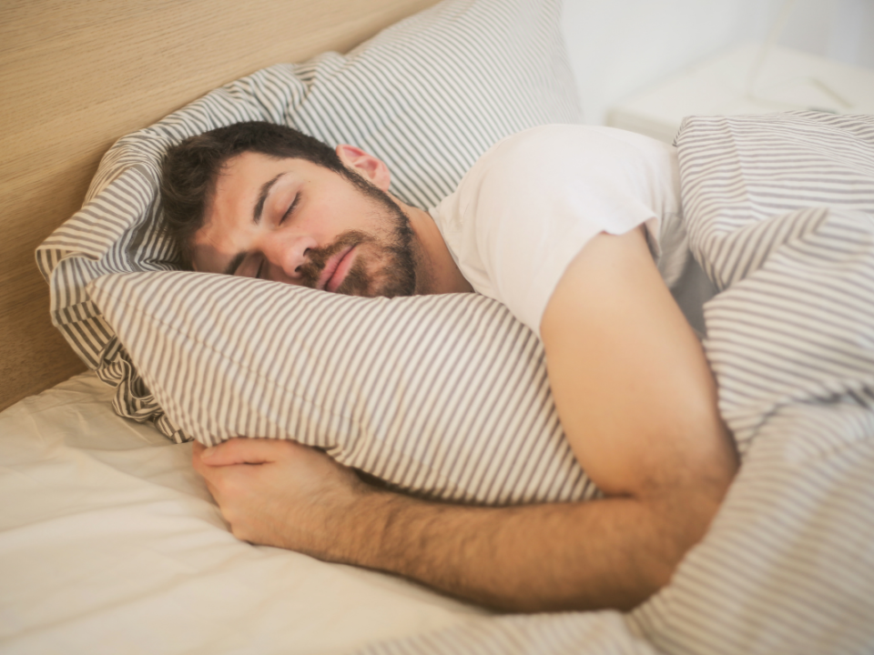 A imagem complementa a importância do sono para a saúde
